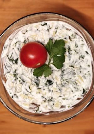 Une photo de Tzatziki épinards et concombre