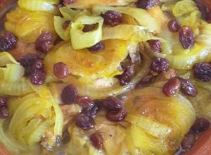 Foto di Tajin di pollo con cipolla e uva secca