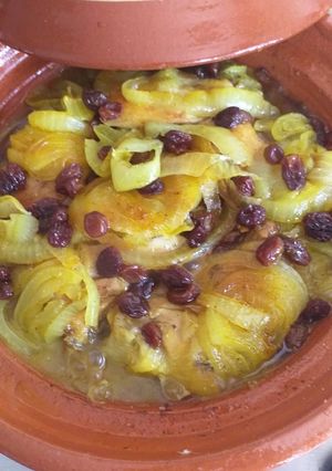 Foto di Tajin di pollo con cipolla e uva secca
