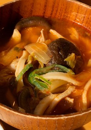 Hình của món Canh kim chi nóng hổi cho mùa đông lạnh giá.