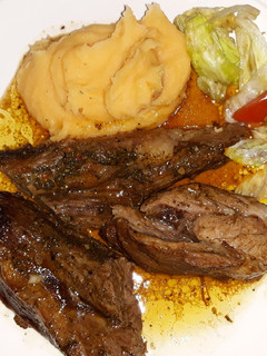 Una foto de Roast beef al horno, puré mixto y ensalada