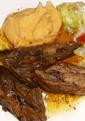 Una foto de Roast beef al horno, puré mixto y ensalada