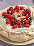 Pavlova con frutos rojos