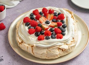 Una foto de Pavlova con frutos rojos