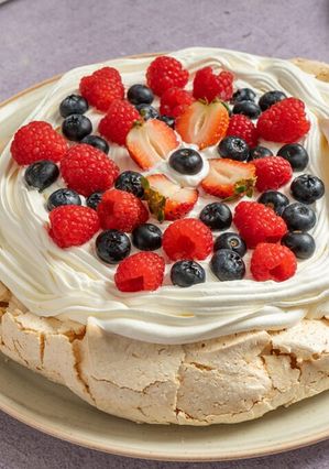 Una foto de Pavlova con frutos rojos