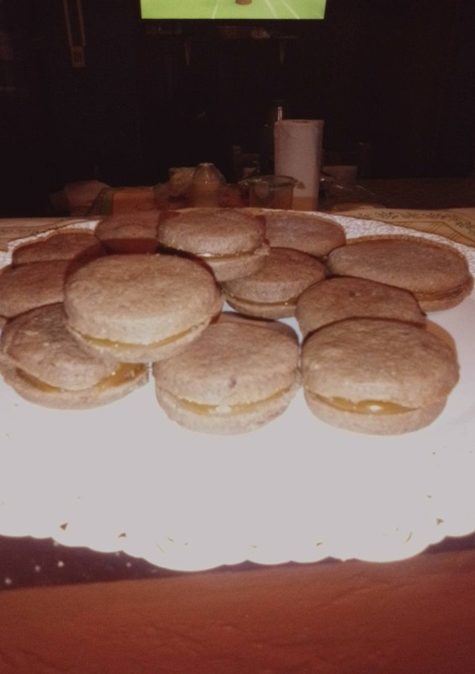 Una foto de Alfajores de chocolate fácil