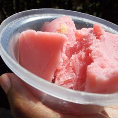 A picture of Banana Strawberry Frozen Yorghut.