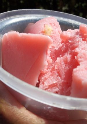 A picture of Banana Strawberry Frozen Yorghut.