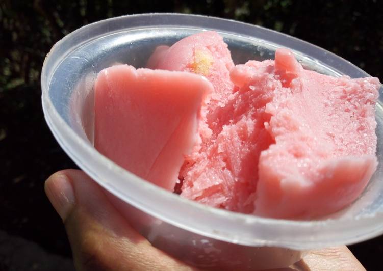 Recipe of Speedy Banana Strawberry Frozen Yorghut