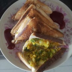 A picture of Matar aloo grill sandwich.