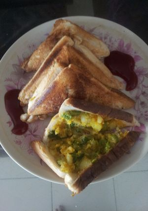 A picture of Matar aloo grill sandwich.