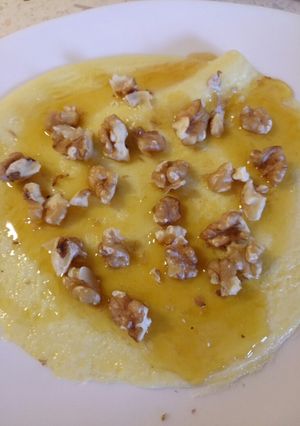 A picture of Honey and walnut pancakes.