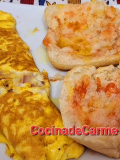 Una foto de Tortilla a la francesa con queso y dados de jamón