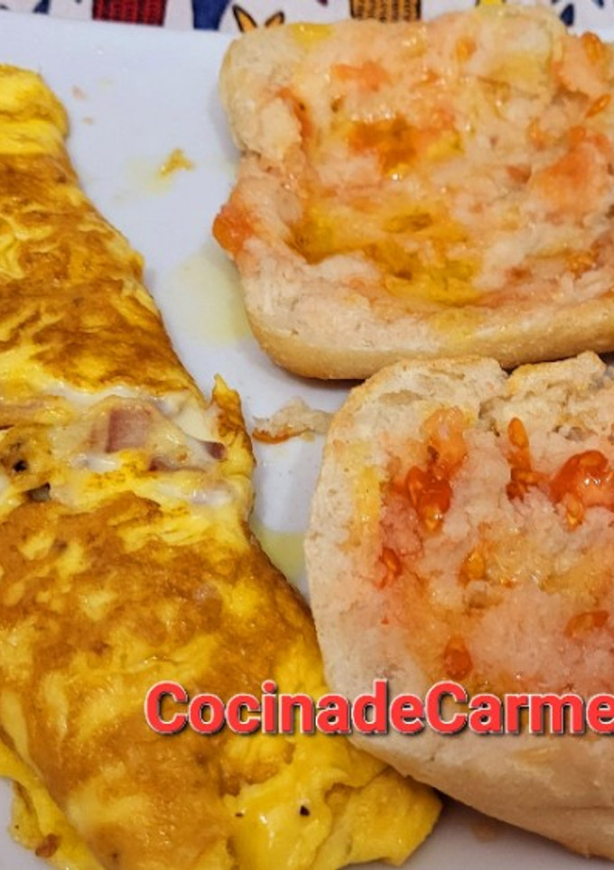 Una foto de Tortilla a la francesa con queso y dados de jamón