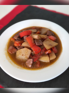 Una foto de Lomo y patatas en caldo moreno 🐷🥔