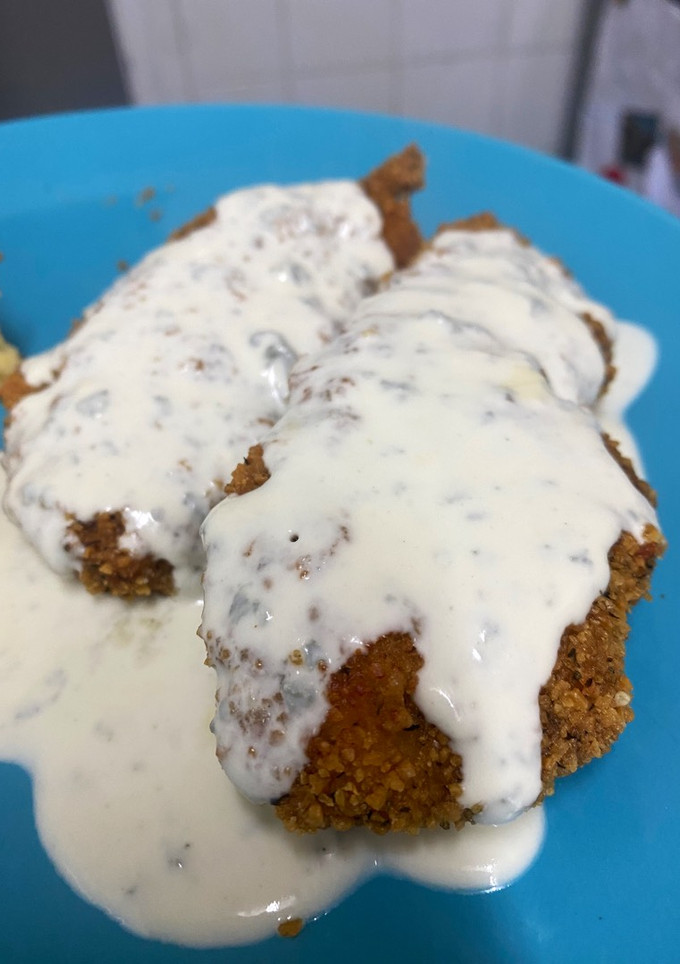 Una foto de Pechugas crujientes con Salsa de queso Azul 🧀