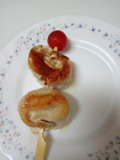 Una foto de Piruletas de jamón y pollo