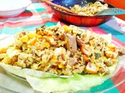 Una foto de ensalada de arroz con surimi