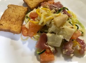 Una foto de Fideos de zucchini con jamón serrano y queso ibérico