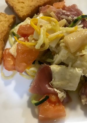 Una foto de Fideos de zucchini con jamón serrano y queso ibérico