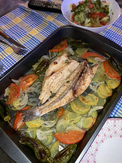 Una foto de Dorada al horno con verduras !!!