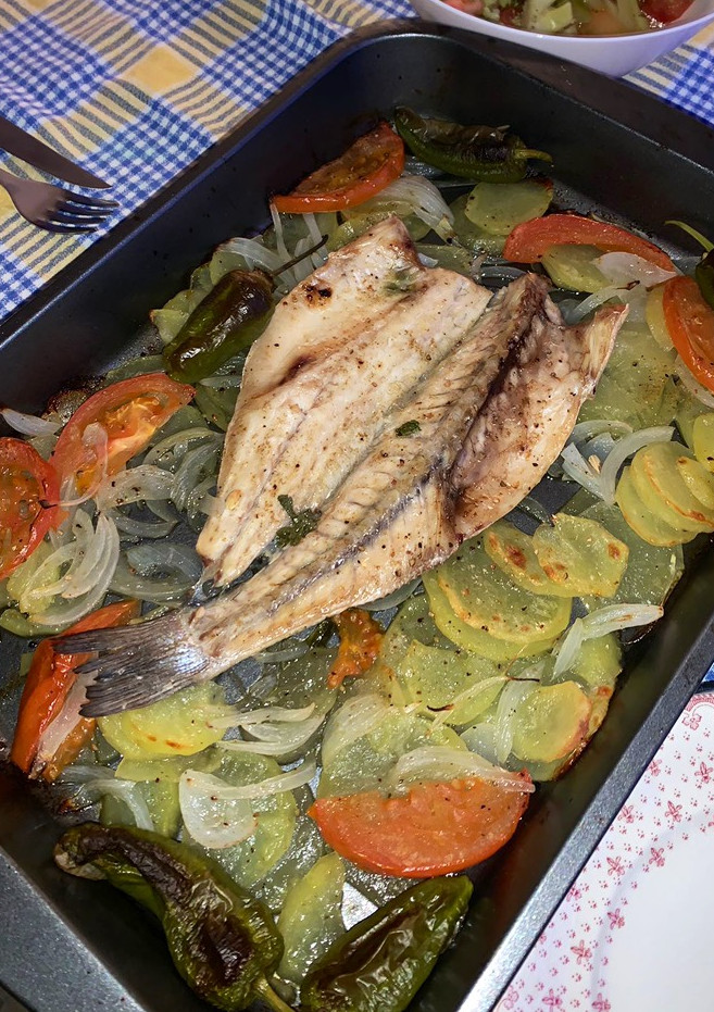 Una foto de Dorada al horno con verduras !!!