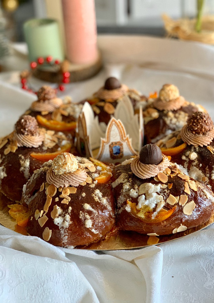 Una foto de Roscón de Reyes de chocolate