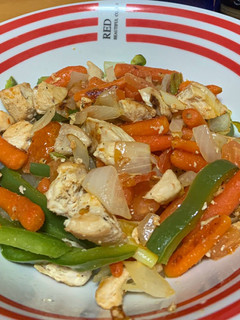 Una foto de Pollo picante con verduras