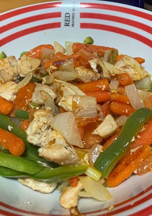 Una foto de Pollo picante con verduras