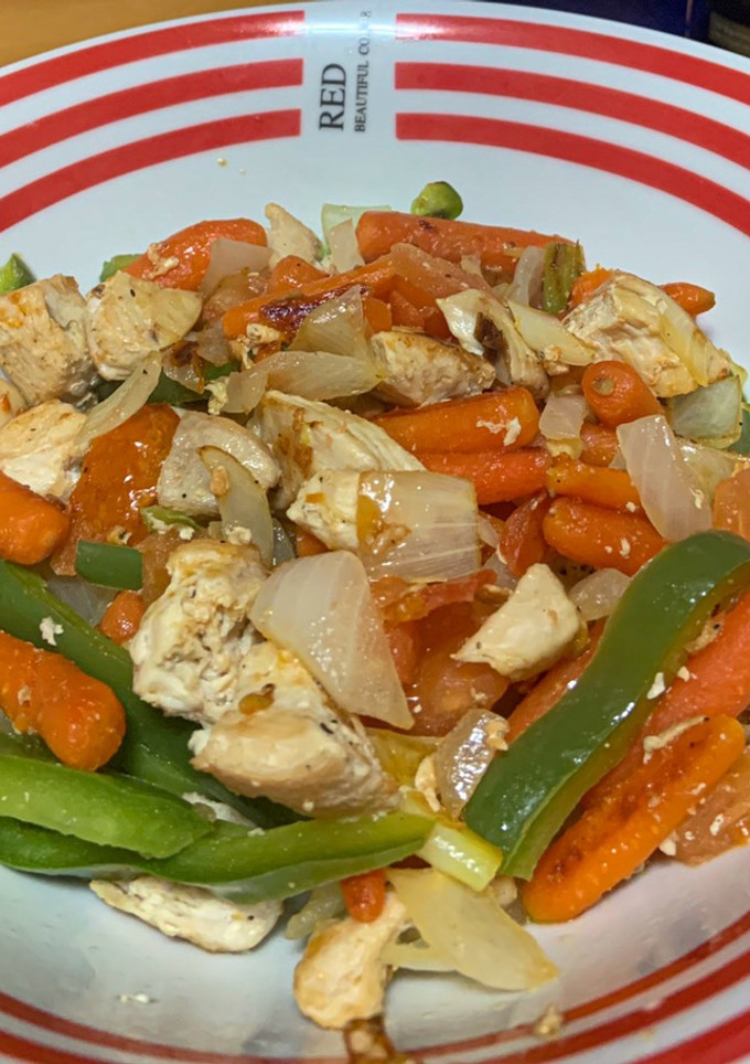 Una foto de Pollo picante con verduras