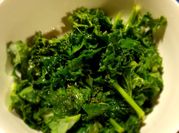 Una foto de ensalada de kale