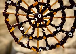 Tela de Araña de Halloween: Chocolate y palitos salados