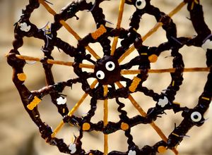 Foto principal de Tela de Araña de Halloween: Chocolate y palitos salados