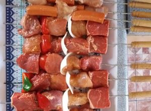 Una foto de Anticuchos dieciocheros con adobo