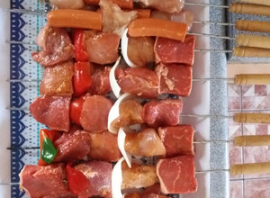 Una foto de Anticuchos dieciocheros con adobo