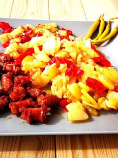 Una foto de Chistorra con patata y pimiento a la sartén 🌶 🥔