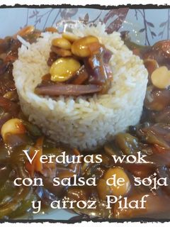 Una foto de Verduras wok con salsa de soja y arroz pilaf
