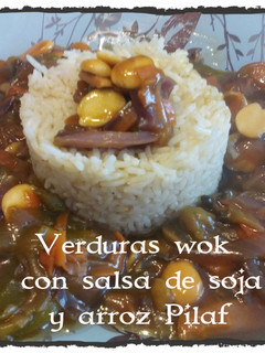 Una foto de Verduras wok con salsa de soja y arroz pilaf