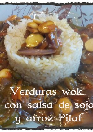 Una foto de Verduras wok con salsa de soja y arroz pilaf