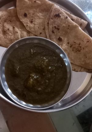 આલુ પાલક (Aloo Palak Recipe In Gujarati) રેસીપી મુખ્ય ફોટો