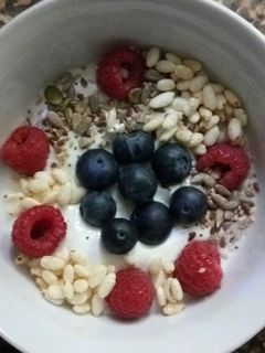 Una foto de Yogur con frutos rojos