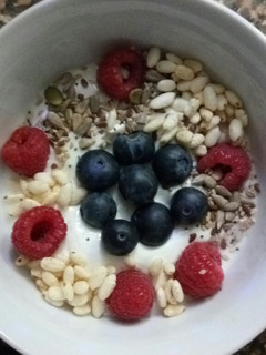 Una foto de Yogur con frutos rojos