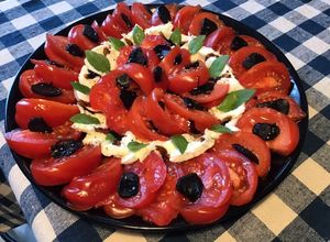 Une photo de Salade de tomates marmande à l'ail noir et mozzarella di buffala