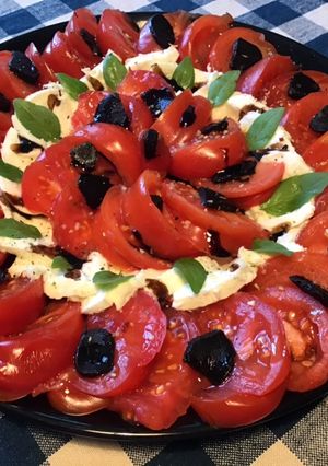 Une photo de Salade de tomates marmande à l'ail noir et mozzarella di buffala