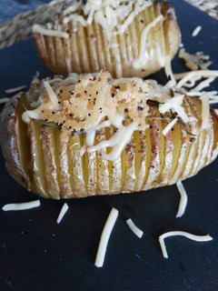 Una foto de Patatas Hasselback con queso