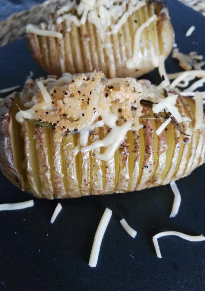 Una foto de Patatas Hasselback con queso