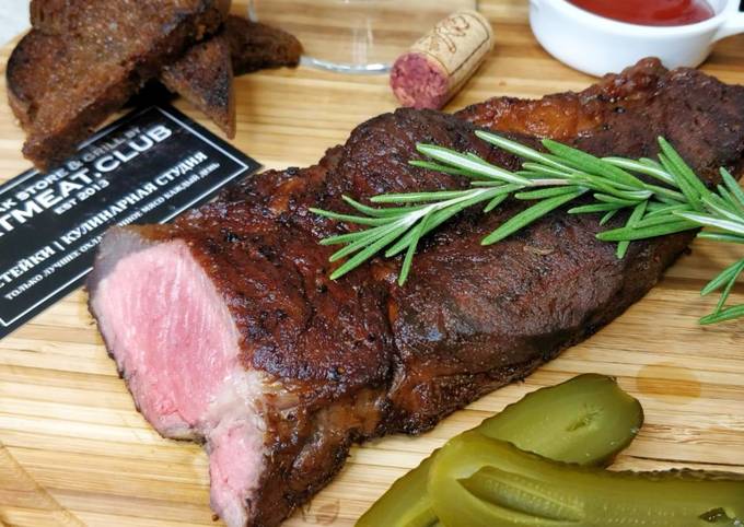 Стейк на сковороде гриль