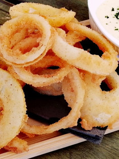 Una foto de Aros de cebolla con salsa de miel y mostaza
