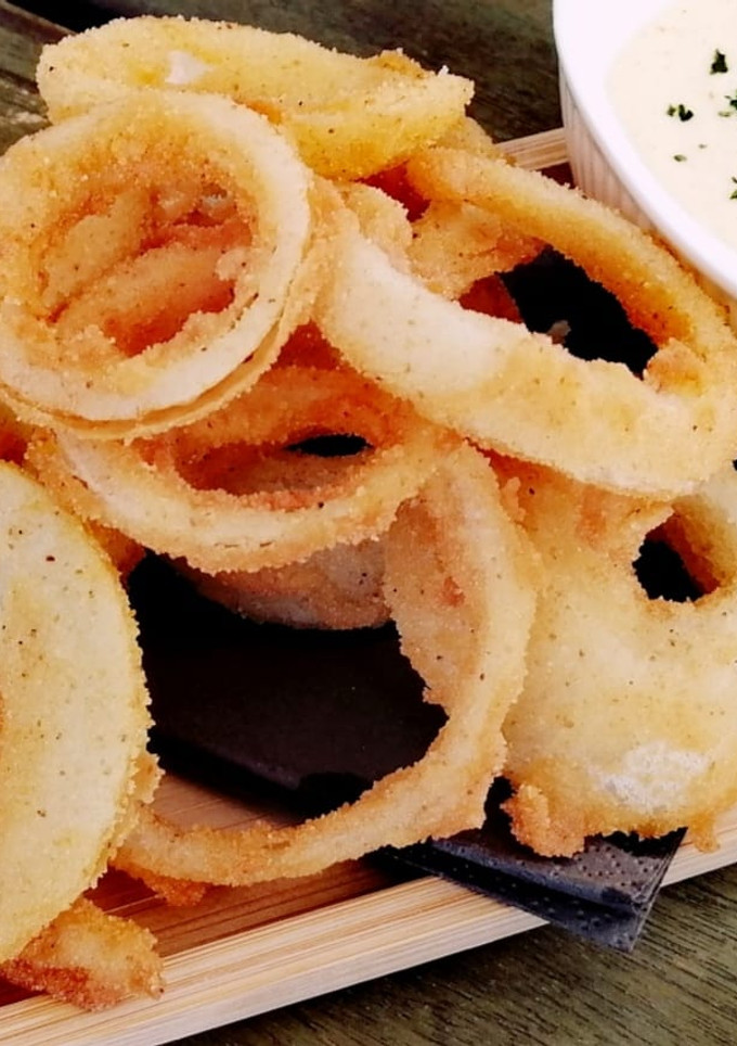 Una foto de Aros de cebolla con salsa de miel y mostaza