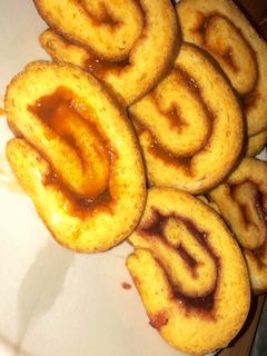 Piskótatekercs 🤫🍑🍓 recept fotója